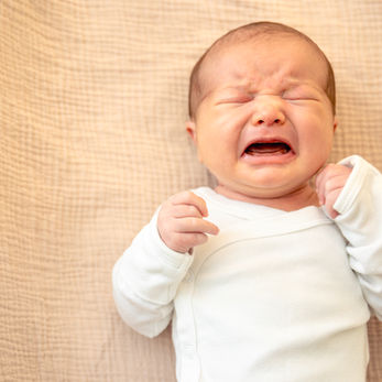Spædbarn græder grundet vejrtrækningsbesvær