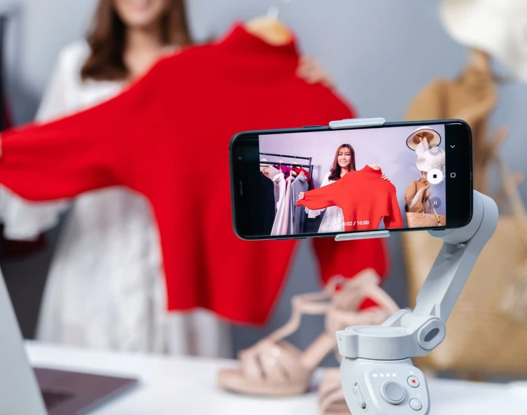 party planner che esegue una grafica per party kit durante il corso di grafica per party