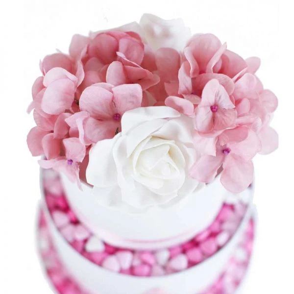 Torta finta di polistirolo decorata con fiori di stoffa e stabilizzati per corso torte decorative