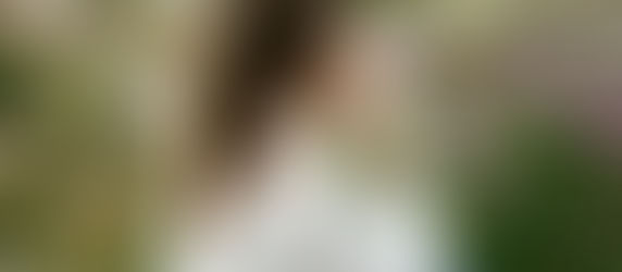 将来のライフプランを考える若い女性