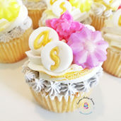 Floral monogramed cupcakes