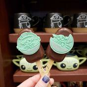 Grogu chocolates cakesicles