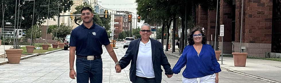 ChrisCastillo-FamilyPicWAlkWay-Aug2025_e