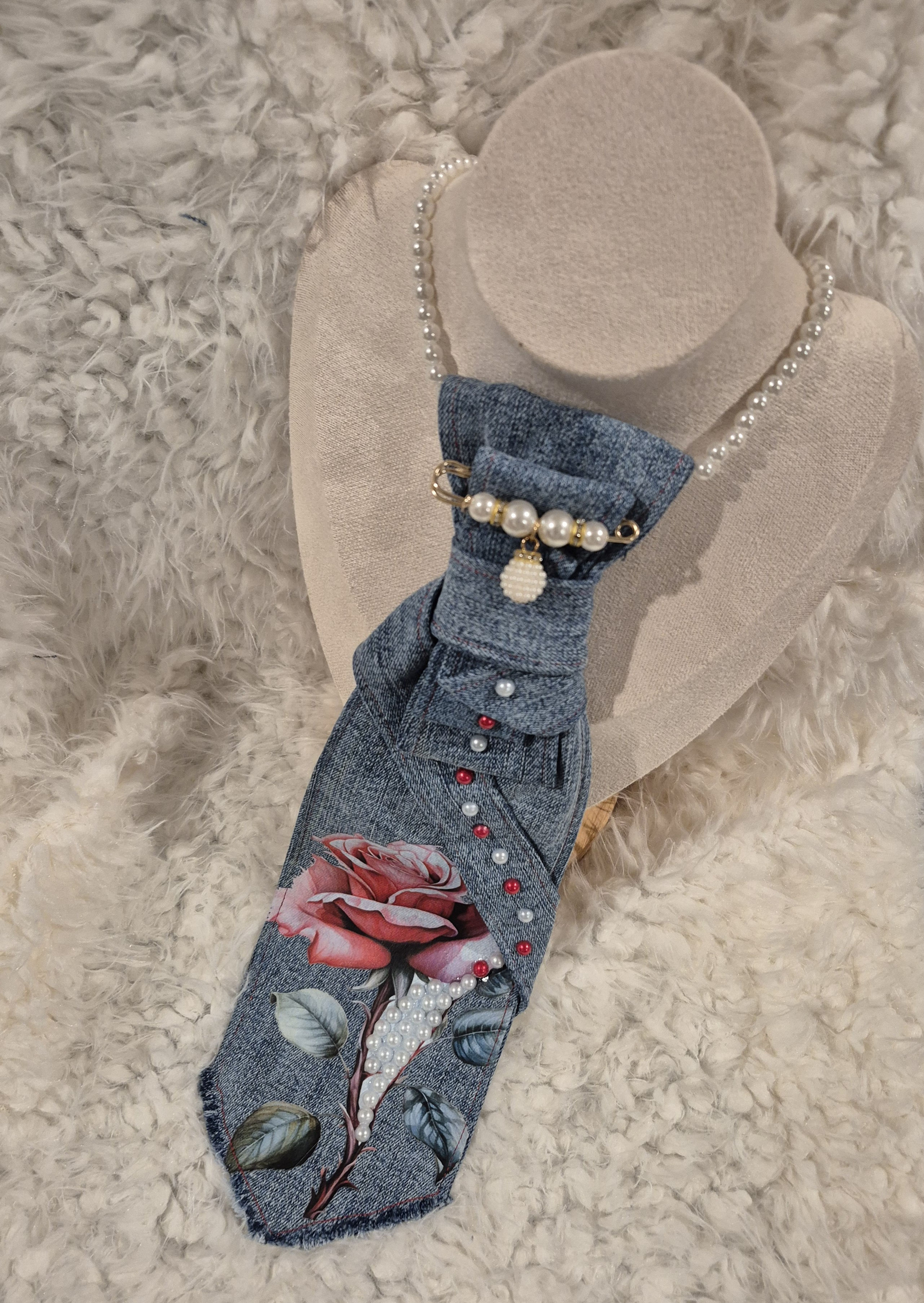 women rose tie