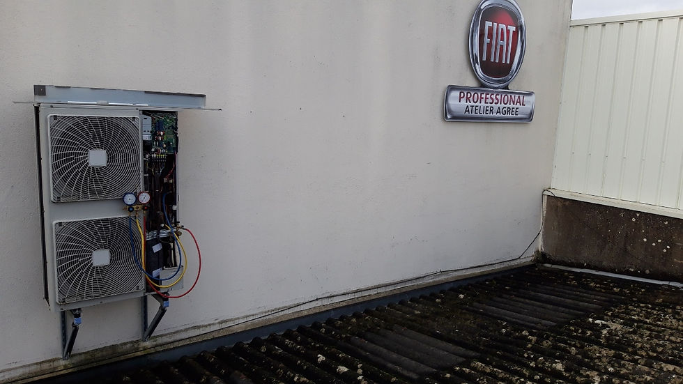 Entretien d'un parc de climatiseurs dans un garage poids-lourd.