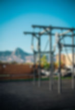 Rig mit Aussicht auf Bergkette