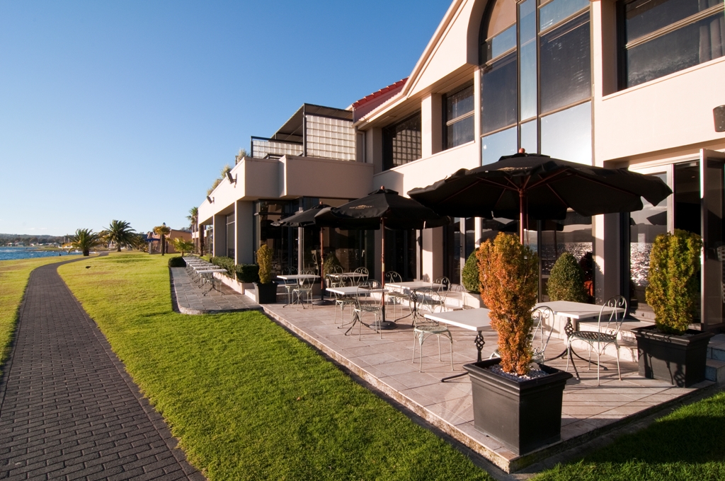 Lakefront Lounge Bar Edgewater restaurant Taupo