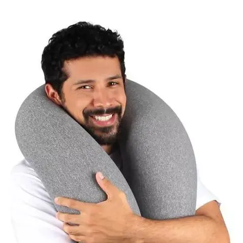 Travesseiro de Corpo Rolo Nó Mescla FOM, cinza claro, multifuncional, ideal para aliviar dores e tensões relacionadas ao bruxismo e DTM. Pode ser usado entre as pernas ou como encosto. Conforto e suporte ergonômico para um sono tranquilo