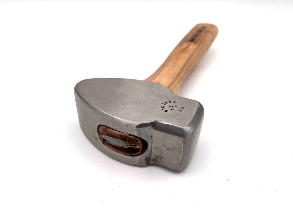 Miniatyrbilde: Håndsmidd smihammer med skaft i amerikansk ask