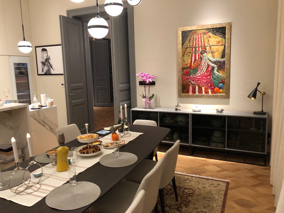 egyedi bútorokkal berendezett nappali fa padlóval