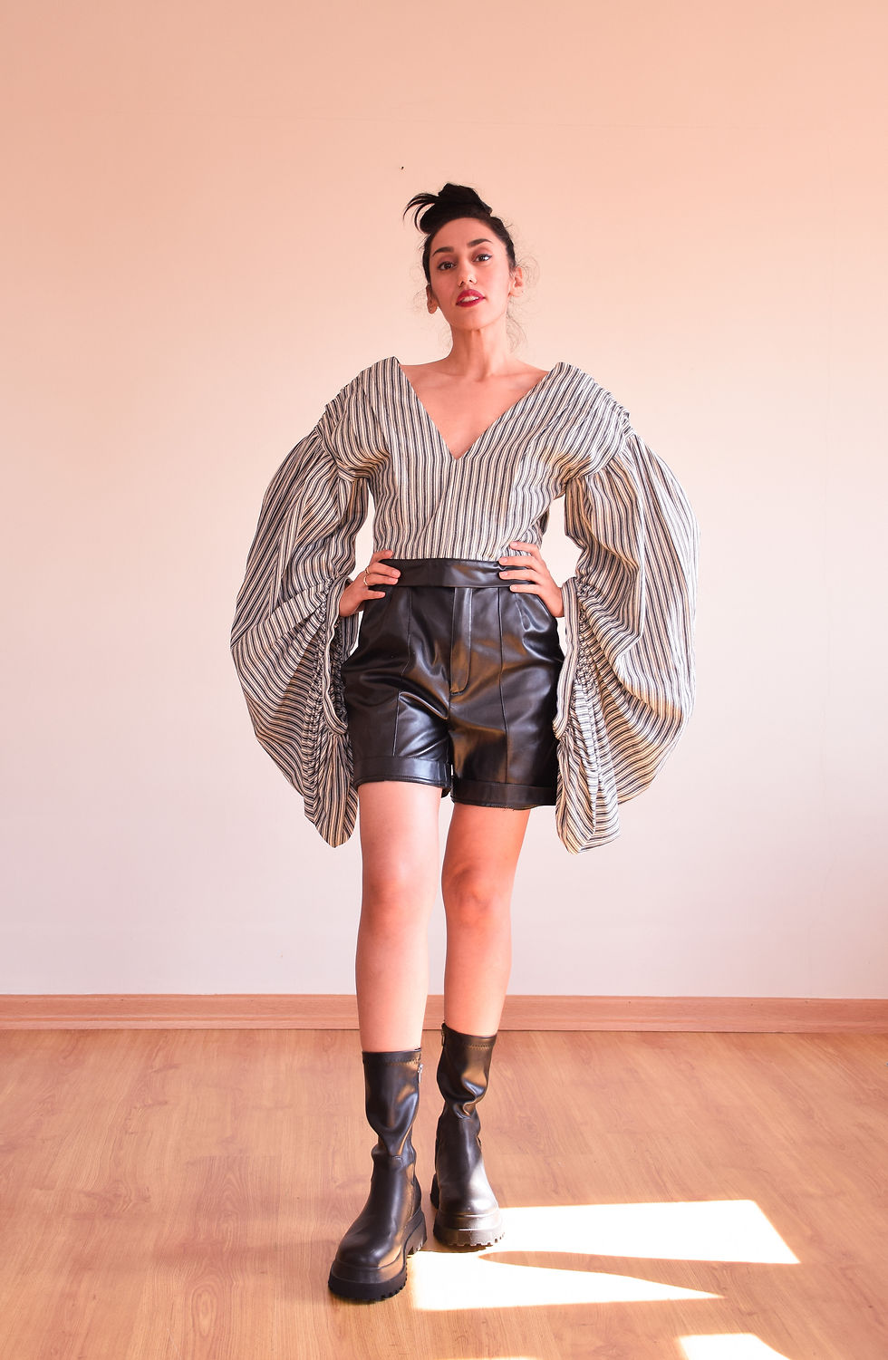 Thumbnail: cotton blouse with separable leather bracelet