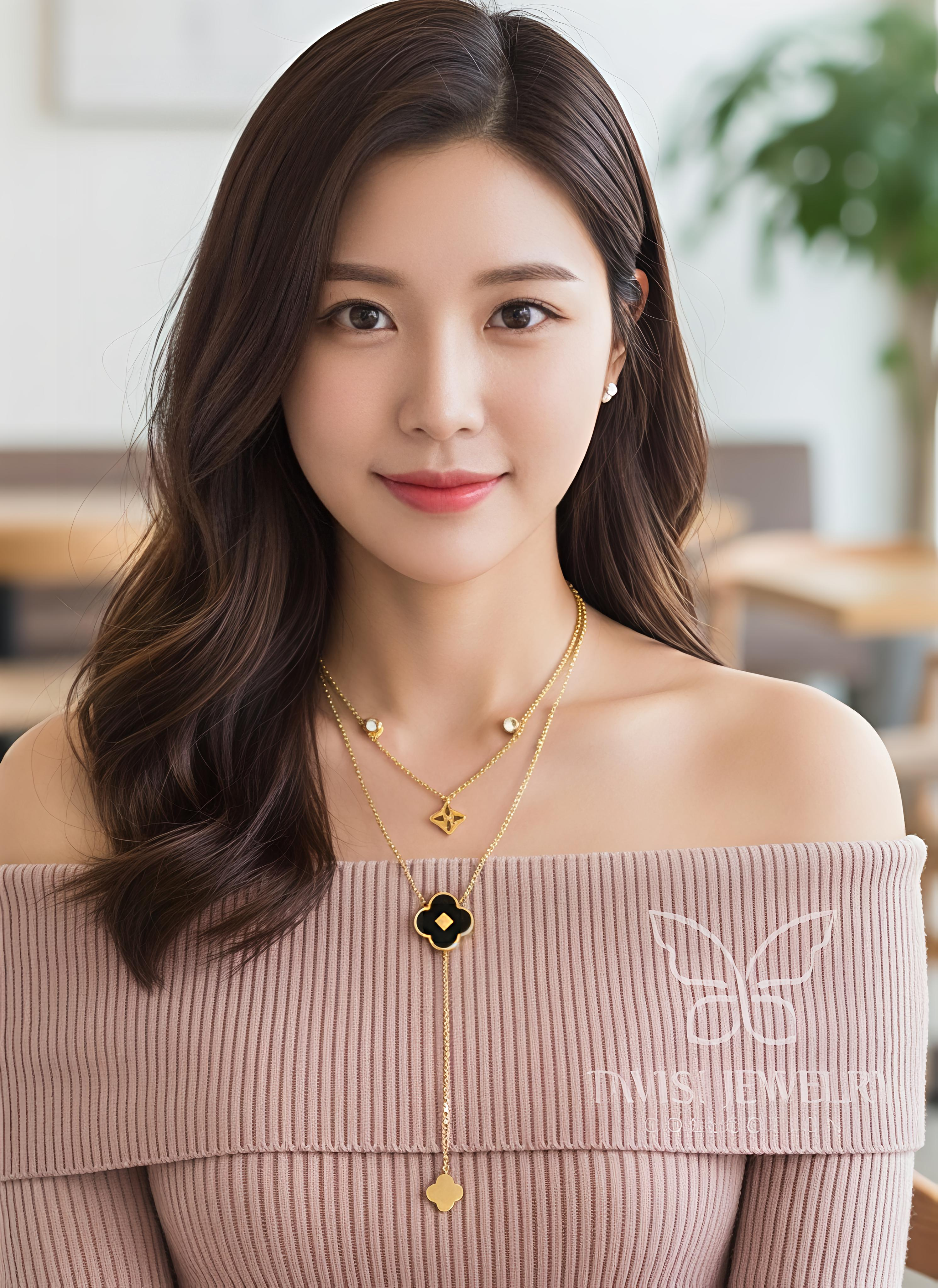 Anti tarnish gold black clover layered chain pendant necklace product view