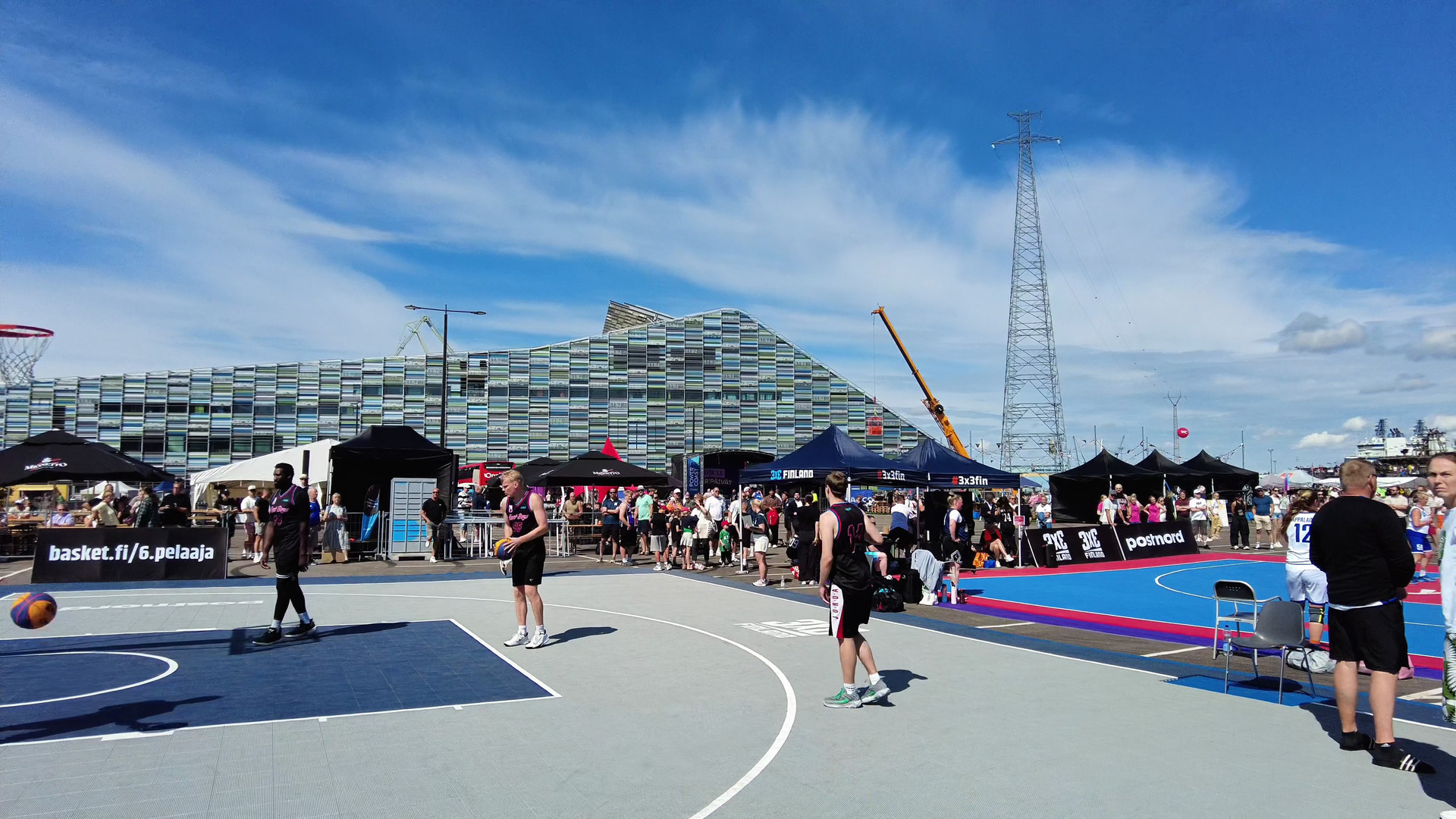 Streetball-Turnier vor dem Maritimen Zentrum Vellamo während der Meripäivät