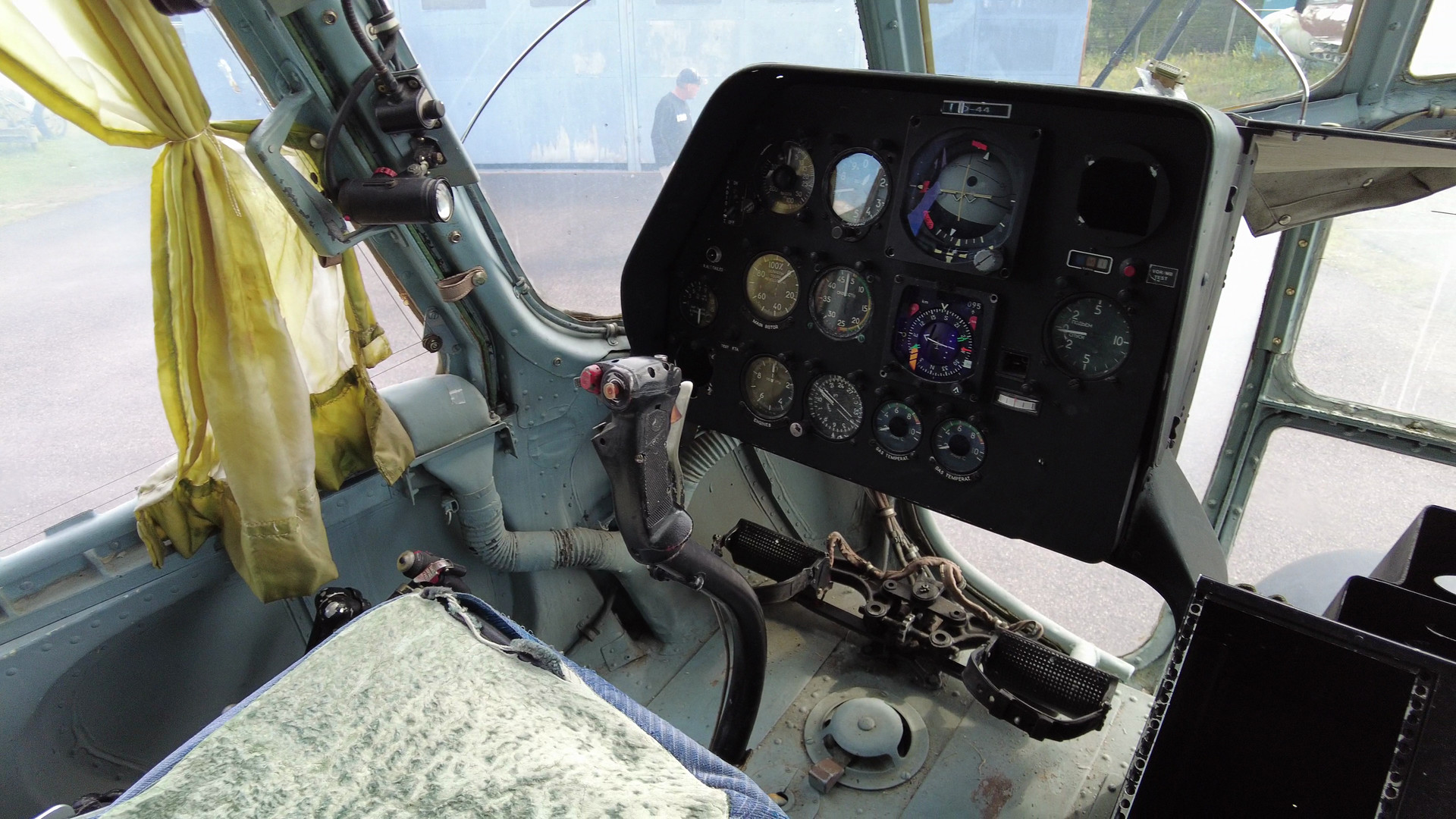 Cockpit des Mil Mi-8T mit Armaturenbrett und Instrumenten