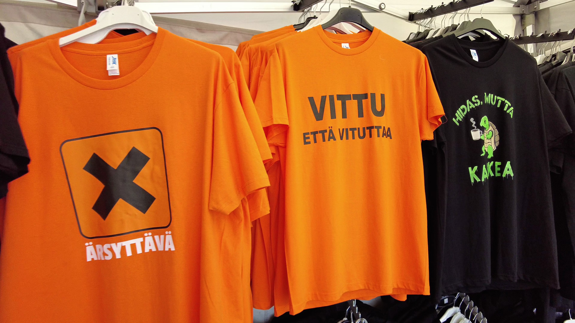 Humorvolle T-Shirts und Souvenirs an einem Marktstand bei den Meripäivät