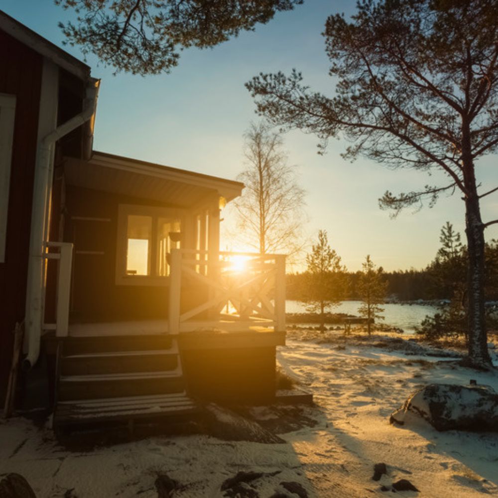 Immobilien in Finnland – rotes Holzhaus im Winter