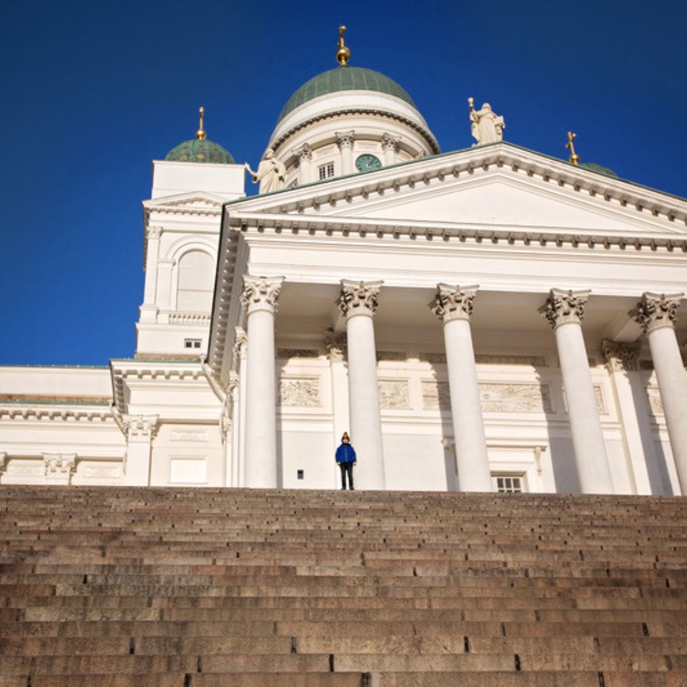 Helsinki Dom bei blauem Himmel – Leben in Finnland