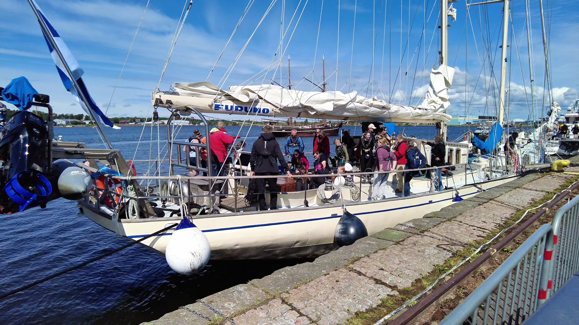 Segelteam und Bootsbau am Hafenkai während der Kotkan Meripäivät