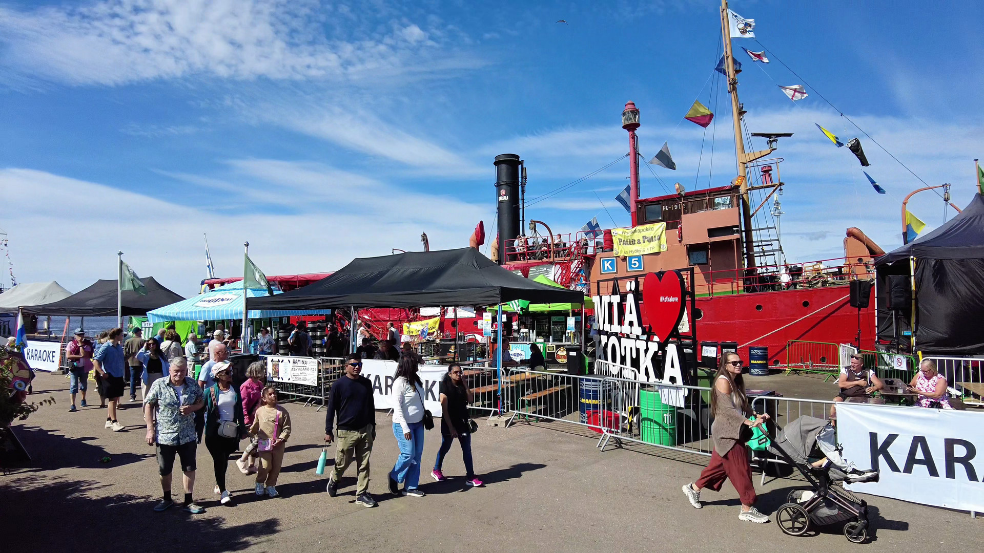 Festivaltrubel und Marktstände bei den Kotkan Meripäivät in Kotka
