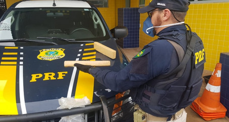 PRF prende mulher com maconha em um ônibus em São Borja