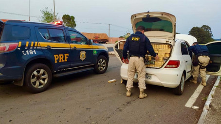 PRF prende contrabandista em carro carregado com cigarros paraguaios em Passo Fundo