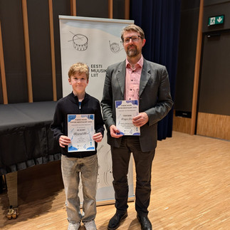 õpetaja Kristjan Tamm koos Konrad Kooliga.