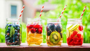 Eaux "détox" au citron vert et canneberges