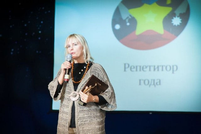 Злата Рапова получает награду НИКА