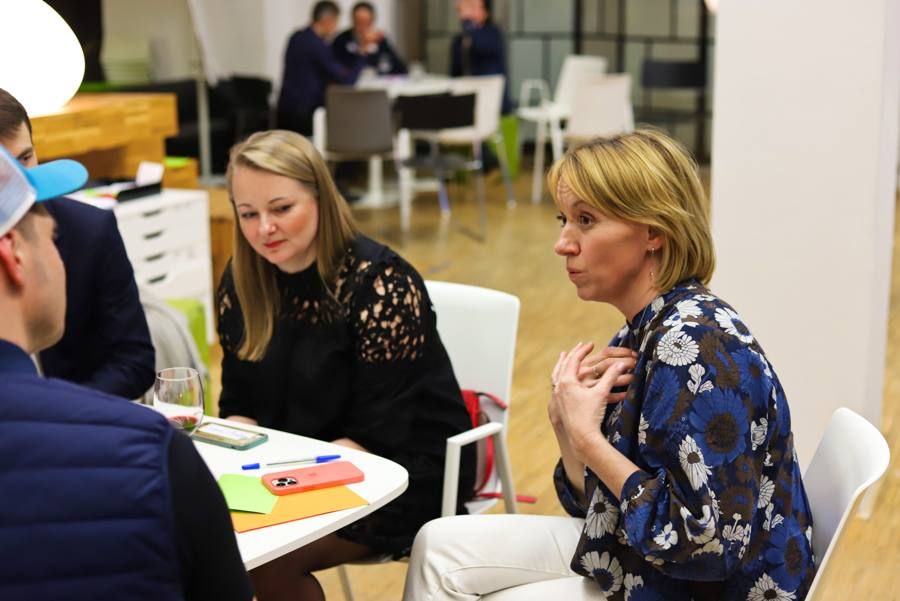 Company representatives sharing experience at a mastermind session