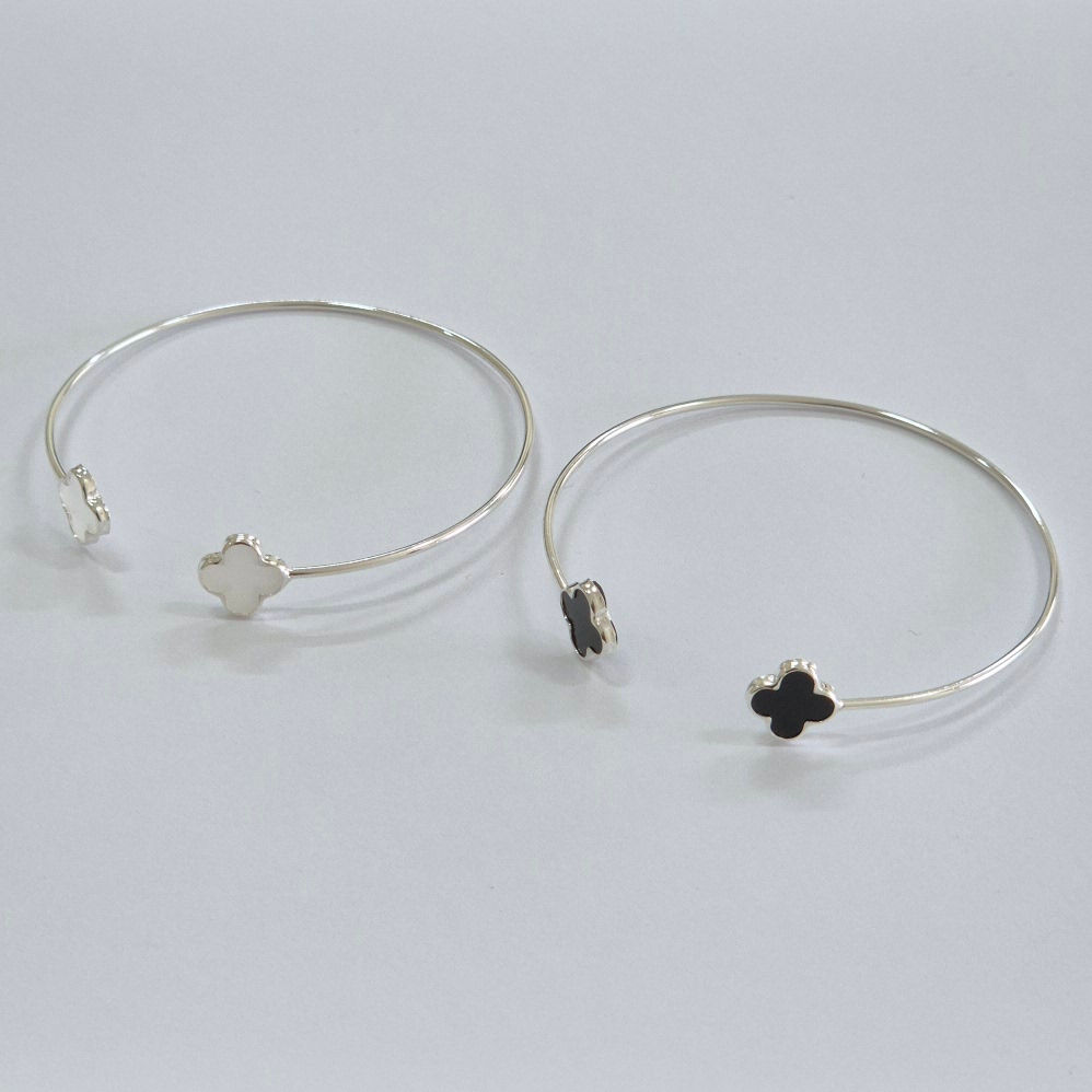 1BA2090 - Bracelete trevo pedra 10mm e aberto na frente