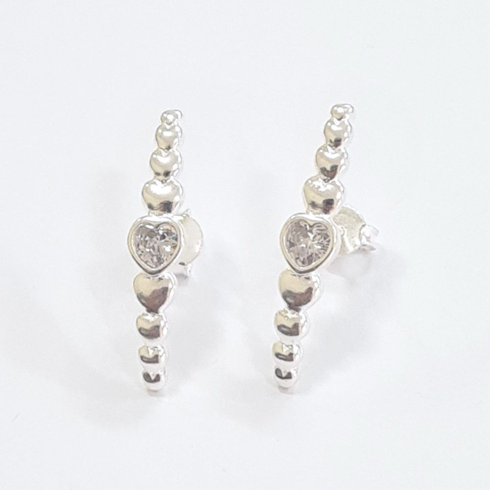 12BR1753 - Brinco ear hook 5x25mm corações lisos e 1 zircônia coração no centro