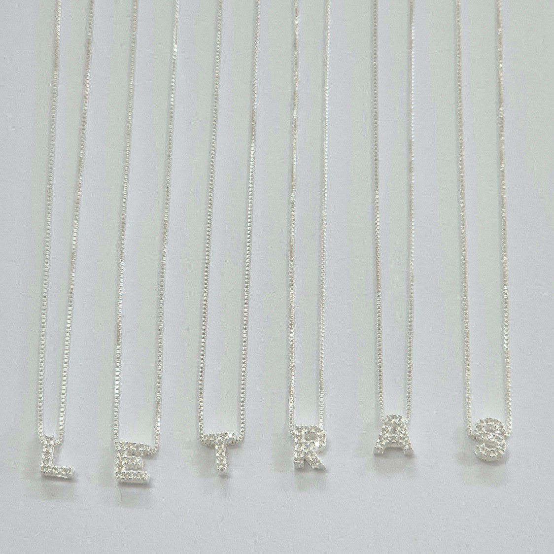 1GA2113 - Gargantilha letra pequena 6mm com zircônias na veneziana V12