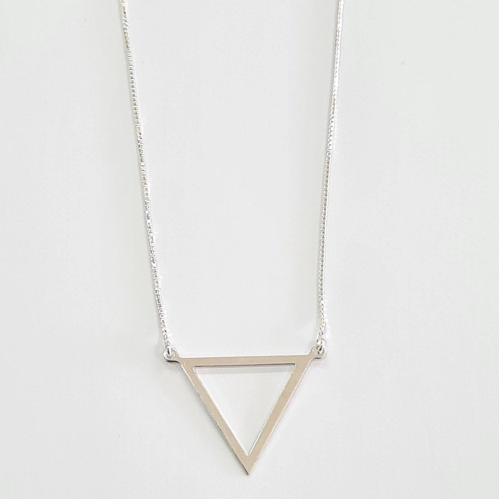 1GA1736 - Gargantilha triângulo liso 18mm na veneziana V12