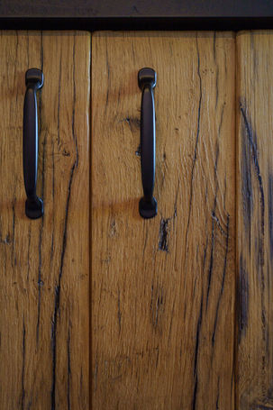 Detail van maatwerk keuken met rustieke houten kastfronten