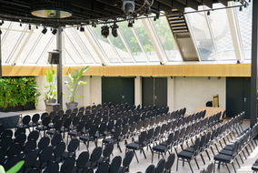 Houten wandpanelen in de zaal