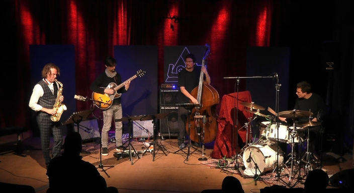 Jonas Sorgenfrei Quartet
feat.
Florian Trübsbach - Saxophone
Philipp Brämswig - Guitar
Matthias Akeo Nowak - Bass
Jonas Sorgenfrei - Drums