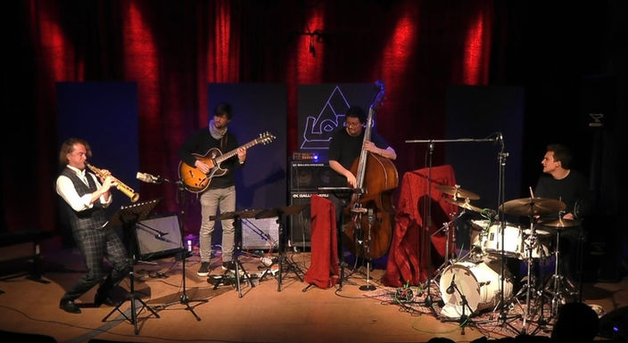 feat.
Florian Trübsbach - Saxophone
Philipp Brämswig - Guitar
Matthias Akeo Nowak - Bass
Jonas Sorgenfrei - Drums
