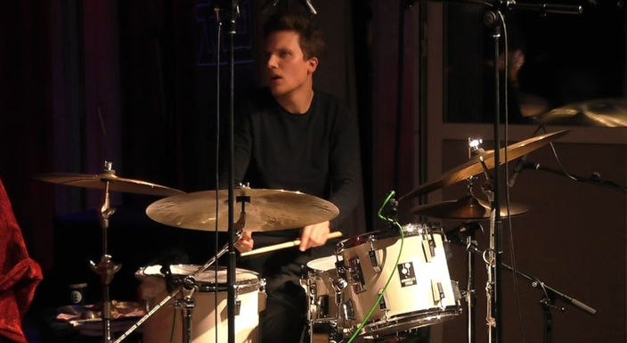 feat.
Florian Trübsbach - Saxophone
Philipp Brämswig - Guitar
Matthias Akeo Nowak - Bass
Jonas Sorgenfrei - Drums

