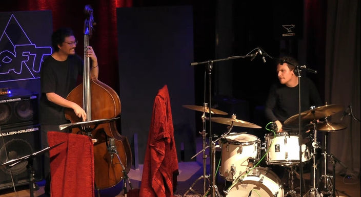 feat.
Florian Trübsbach - Saxophone
Philipp Brämswig - Guitar
Matthias Akeo Nowak - Bass
Jonas Sorgenfrei - Drums
