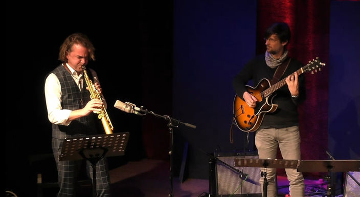 feat.
Florian Trübsbach - Saxophone
Philipp Brämswig - Guitar
Matthias Akeo Nowak - Bass
Jonas Sorgenfrei - Drums