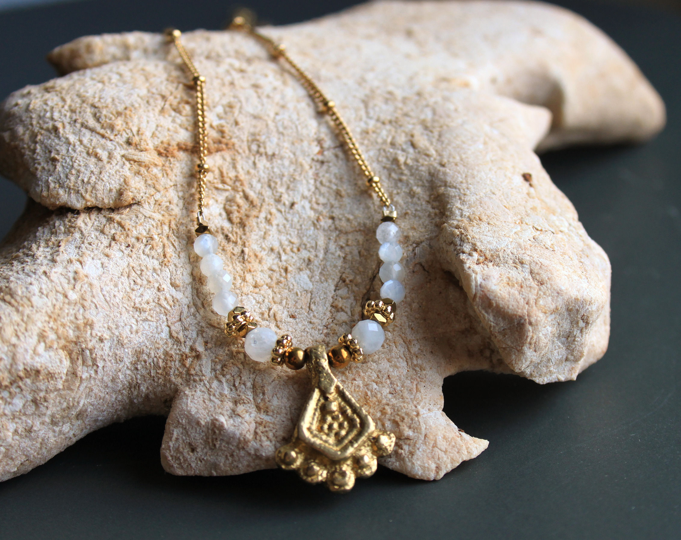 Chaine , pierre de lune et pendentif