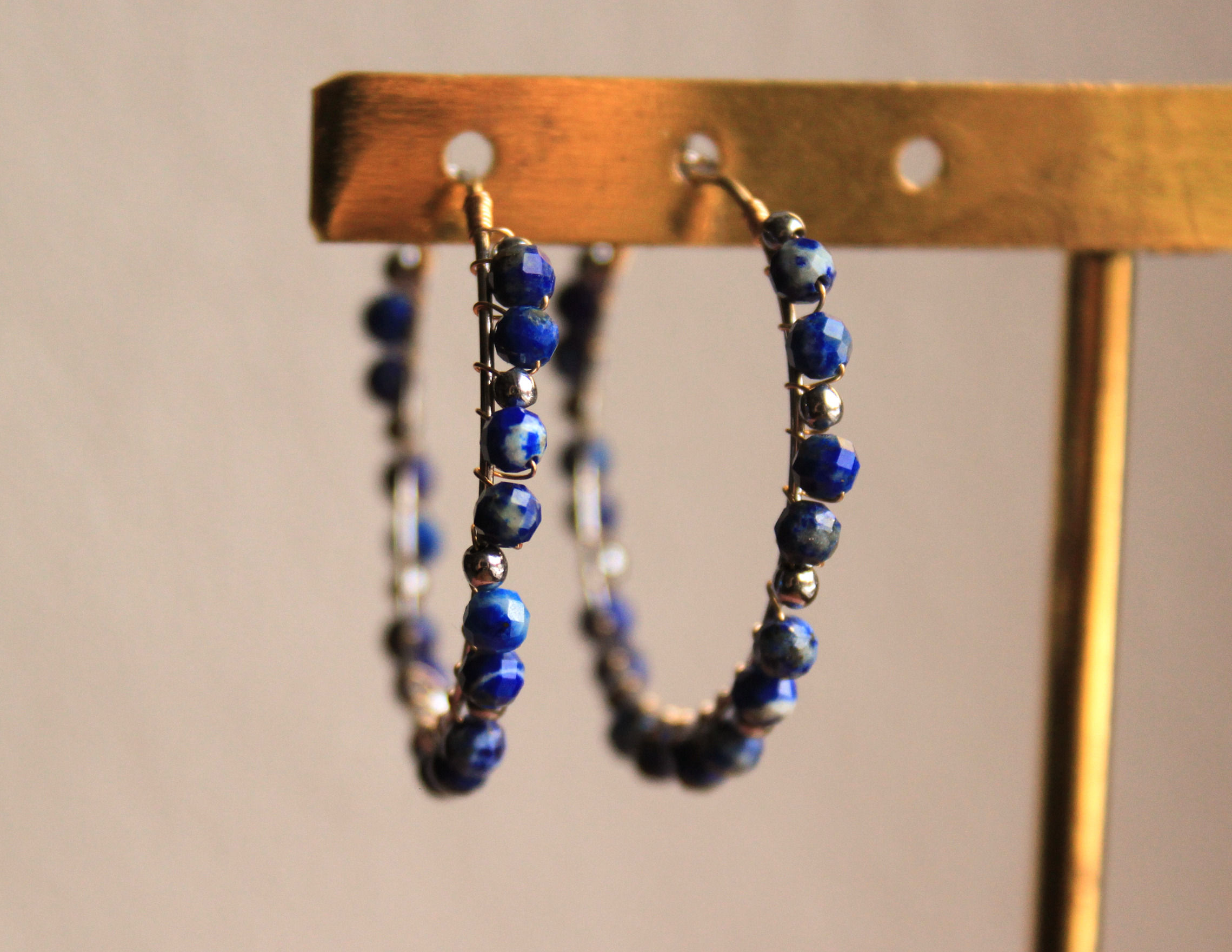 Créoles entrelacées lapis lazuli