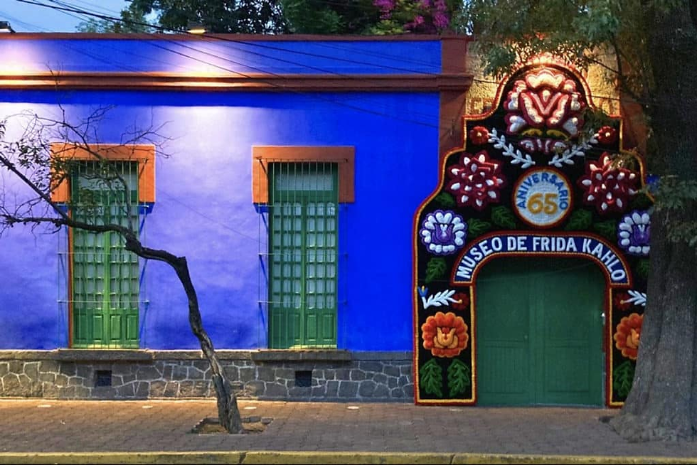 Vista a nivel de calle de la entrada al Museo Frida Kahlo en Coyoacán