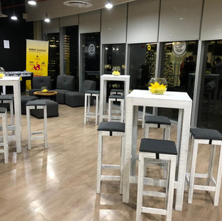 madera con banco acojinado