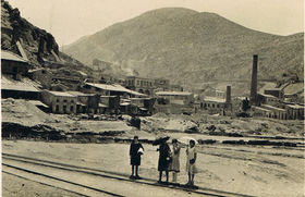 Buggerru - Signorine andando in spiaggia (anni 1930)