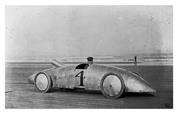 Fotografia de carro a vapor recordista de velocidade datada de 1903