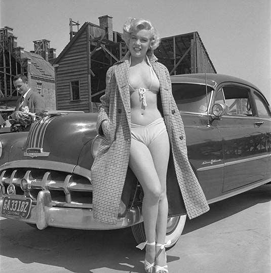 Marilyn Monroe junto de um Pontiac em 1953