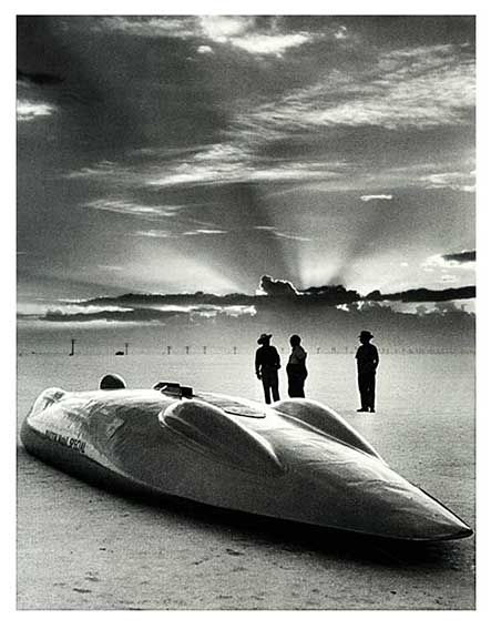 Belíssima fotografia do carro que atingiu 634.39 kmh datada de 1947