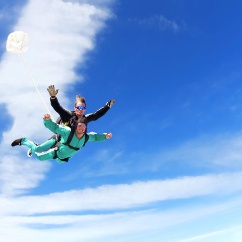 Primer salto en paracaídas, con caída libre premeditada