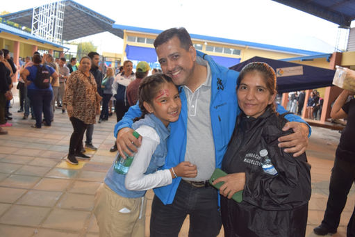 Ramiro con las vecinas